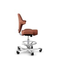 HÅG Capisco 8106 - Sirdal (GU) - Laine - SRD630 - Brick red - Argent - 200 mm (hauteur d’assise 46–64 cm) - Roues souples pour sols durs thumbnail