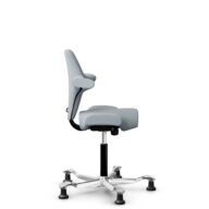 HÅG Capisco 8106 - Sirdal (GU) - Laine - SRD120 Light grey - Noir - 150 mm (hauteur d’assise 40–55 cm) - Patins thumbnail