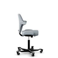 HÅG Capisco 8106 - Sirdal (GU) - Laine - SRD120 Light grey - Noir - 265 mm (hauteur d’assise 53–79 cm) - Roues dures pour sols souples thumbnail