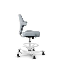 HÅG Capisco 8106 - Sirdal (GU) - Wol - SRD120 Light grey - Framekleur - Wit - Gasveer - 200 mm (Zithoogte 46-64cm) - Vloercontact - Glijdoppen - Voetenring - Ja, in framekleur - Voetster - Nee, voetster in framekleur thumbnail