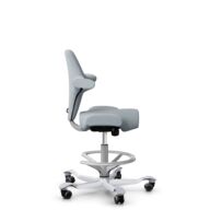 HÅG Capisco 8106 - Sirdal (GU) - Laine - SRD120 Light grey - Argent - 200 mm (hauteur d’assise 46–64 cm) - Roues souples pour sols durs thumbnail