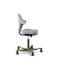 HÅG Capisco 8106 - Sirdal (GU) - Laine - SRD120 Light grey - Moss Grey - 200 mm (hauteur d’assise 46–64 cm) - Patins thumbnail