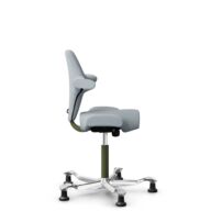 HÅG Capisco 8106 - Sirdal (GU) - Laine - SRD120 Light grey - Moss Grey - 200 mm (hauteur d’assise 46–64 cm) - Patins thumbnail