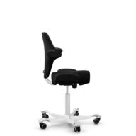 HÅG Capisco 8106 - Sirdal (GU) - Laine - SRD190 Black - Blanc - 150 mm (hauteur d’assise 40–55 cm) - Roues souples pour sols durs thumbnail