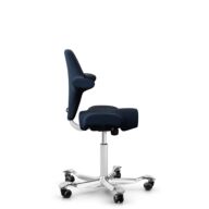 HÅG Capisco 8106 - Sirdal (GU) - Laine - SRD780 Dark blue - Blanc - 150 mm (hauteur d’assise 40–55 cm) - Roues souples pour sols durs thumbnail