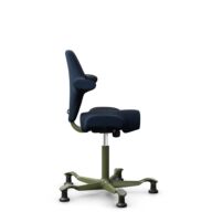 HÅG Capisco 8106 - Sirdal (GU) - Wol - SRD780 Dark blue - Framekleur - Moss Grey - Gasveer - 265 mm (Zithoogte 53-79cm) - Vloercontact - Glijdoppen - Voetenring - Nee, geen voetenring - Voetster - Nee, voetster in framekleur thumbnail