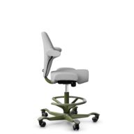 HÅG Capisco 8106 - Steelcut Trio 3 (Kvadrat) - Wol / Polyamide - STT133 - Light grey - Framekleur - Moss Grey - Gasveer - 265 mm (Zithoogte 53-79cm) - Vloercontact - Harde wielen t.b.v. zachte vloeren - Voetenring - Ja, in framekleur - Voetster - Nee, ... thumbnail