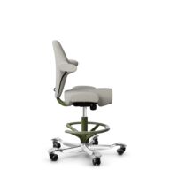 HÅG Capisco 8106 - Steelcut Trio 3 (Kvadrat) - Laine / Polyamide - STT213 - Light beige - Moss Grey - 200 mm (hauteur d’assise 46–64 cm) - Roues souples pour sols durs thumbnail