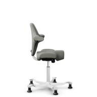 HÅG Capisco 8106 - Paloma Soft (Wollsdorf) - Cuir semi-aniline - ATG55115 - Warm grey - Blanc - 150 mm (hauteur d’assise 40–55 cm) - Patins thumbnail