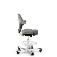 HÅG Capisco 8106 - Paloma Soft (Wollsdorf) - Cuir semi-aniline - ATG55115 - Warm grey - Blanc - 265 mm (hauteur d’assise 53–79 cm) - Roues souples pour sols durs thumbnail