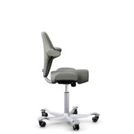 HÅG Capisco 8106 - Paloma Soft (Wollsdorf) - Cuir semi-aniline - ATG55115 - Warm grey - Argent - 150 mm (hauteur d’assise 40–55 cm) - Roues dures pour sols souples thumbnail