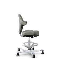 HÅG Capisco 8106 - Paloma Soft (Wollsdorf) - Cuir semi-aniline - ATG55115 - Warm grey - Argent - 265 mm (hauteur d’assise 53–79 cm) - Patins thumbnail