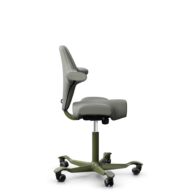 HÅG Capisco 8106 - Paloma Soft (Wollsdorf) - Cuir semi-aniline - ATG55115 - Moss Grey - 200 mm (hauteur d’assise 46–64 cm) - Roues souples pour sols durs thumbnail