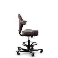 HÅG Capisco 8106 - Paloma Soft (Wollsdorf) - Cuir semi-aniline - ATG55130 - Dark brown - Noir - 265 mm (hauteur d’assise 53–79 cm) - Roues dures pour sols souples thumbnail