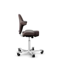 HÅG Capisco 8106 - Paloma Soft (Wollsdorf) - Cuir semi-aniline - ATG55130 - Dark brown - Blanc - 150 mm (hauteur d’assise 40–55 cm) - Roues souples pour sols durs thumbnail