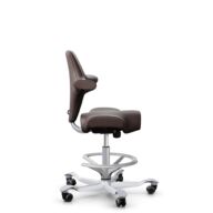 HÅG Capisco 8106 - Paloma Soft (Wollsdorf) - Cuir semi-aniline - ATG55130 - Dark brown - Argent - 265 mm (hauteur d’assise 53–79 cm) - Roues souples pour sols durs thumbnail
