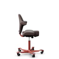 HÅG Capisco 8106 - Paloma Soft (Wollsdorf) - Cuir semi-aniline - ATG55130 - Blush Rose - 265 mm (hauteur d’assise 53–79 cm) - Roues souples pour sols durs thumbnail