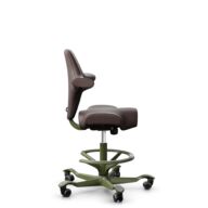 HÅG Capisco 8106 - Paloma Soft (Wollsdorf) - Cuir semi-aniline - ATG55130 - Dark brown - Moss Grey - 200 mm (hauteur d’assise 46–64 cm) - Roues dures pour sols souples thumbnail