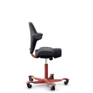 HÅG Capisco 8106 - Paloma Soft (Wollsdorf) - Cuir semi-aniline - ATG55185 - Blush Rose - 200 mm (hauteur d’assise 46–64 cm) - Roues souples pour sols durs thumbnail
