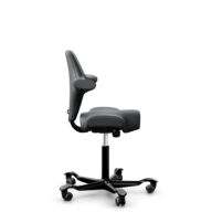 HÅG Capisco 8106 - Paloma Soft (Wollsdorf) - Cuir semi-aniline - ATG55206 - Noir - 150 mm (hauteur d’assise 40–55 cm) - Roues dures pour sols souples thumbnail
