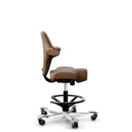 HÅG Capisco 8106 - Paloma Soft (Wollsdorf) - Cuir semi-aniline - PL05429 Cognac - Noir - 200 mm (hauteur d’assise 46–64 cm) - Roues souples pour sols durs thumbnail