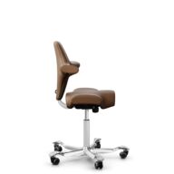 HÅG Capisco 8106 - Paloma Soft (Wollsdorf) - Cuir semi-aniline - PL05429 Cognac - Blanc - 200 mm (hauteur d’assise 46–64 cm) - Roues souples pour sols durs thumbnail