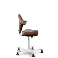 HÅG Capisco 8106 - Paloma Soft (Wollsdorf) - Cuir semi-aniline - PL05429 Cognac - Blanc - 200 mm (hauteur d’assise 46–64 cm) - Patins thumbnail