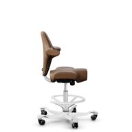 HÅG Capisco 8106 - Paloma Soft (Wollsdorf) - Cuir semi-aniline - PL05429 Cognac - Blanc - 265 mm (hauteur d’assise 53–79 cm) - Roues souples pour sols durs thumbnail