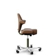 HÅG Capisco 8106 - Paloma Soft (Wollsdorf) - Cuero semi-anilina - PL05429 Cognac - Moss Grey - 150mm (seat height 40–55cm) - Hard castors for soft floors thumbnail