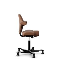 HÅG Capisco 8106 - Elmosoft (Elmo) - Cuero semi-anilina - EL33004 - Cognac - Black - 150mm (seat height 40–55cm) - Glides thumbnail