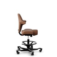 HÅG Capisco 8106 - Elmosoft (Elmo) - Cuir semi-aniline - EL33004 - Cognac - Noir - 200 mm (hauteur d’assise 46–64 cm) - Roues dures pour sols souples thumbnail