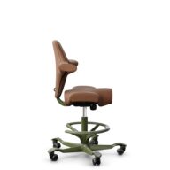 HÅG Capisco 8106 - Elmosoft (Elmo) - Cuir semi-aniline - EL33004 - Cognac - Moss Grey - 265 mm (hauteur d’assise 53–79 cm) - Roues souples pour sols durs thumbnail