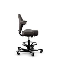 HÅG Capisco 8106 - Elmosoft (Elmo) - Cuir semi-aniline - EL93068 - Noir - 265 mm (hauteur d’assise 53–79 cm) - Roues dures pour sols souples thumbnail