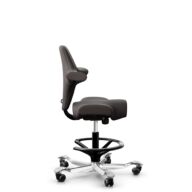 HÅG Capisco 8106 - Elmosoft (Elmo) - Cuir semi-aniline - EL93068 - Dark brown - Noir - 265 mm (hauteur d’assise 53–79 cm) - Roues dures pour sols souples thumbnail