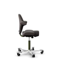 HÅG Capisco 8106 - Elmosoft (Elmo) - Cuir semi-aniline - EL93068 - Moss Grey - 150 mm (hauteur d’assise 40–55 cm) - Roues dures pour sols souples thumbnail