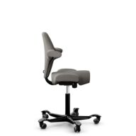 HÅG Capisco 8106 - Cura Loop (Gabriel) - Polyester recyclé - CLP61168 Beige-grey - Noir - 265 mm (hauteur d’assise 53–79 cm) - Roues dures pour sols souples thumbnail