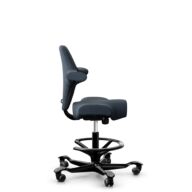 HÅG Capisco 8106 - Cura Loop (Gabriel) - Polyester recyclé - CLP66165 Blue - Noir - 200 mm (hauteur d’assise 46–64 cm) - Roues souples pour sols durs thumbnail