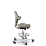 HÅG Capisco 8106 - Mainline Flax (Camira) - Laine / Lin - MLF002 Beige-Grey - Argent - 200 mm (hauteur d’assise 46–64 cm) - Roues dures pour sols souples thumbnail
